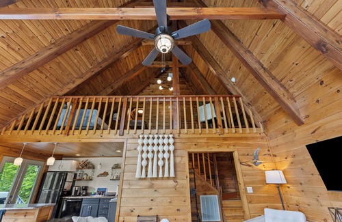 Stanton Cabina | Warm & Cozy Red River Gorge A-Frame with Hot Tub and EV charger