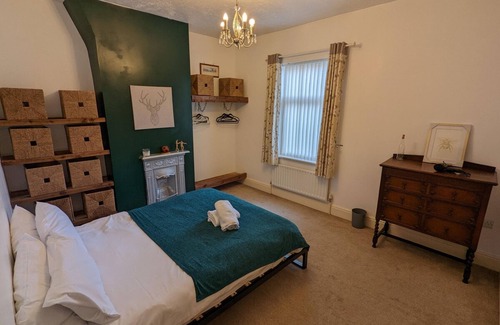 Salford Casa | Warm Family Home, 2DB House!