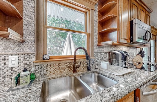Greenland Casa | Warm house with pool table, large deck, AC, washer/dryer, & beautiful kitchen