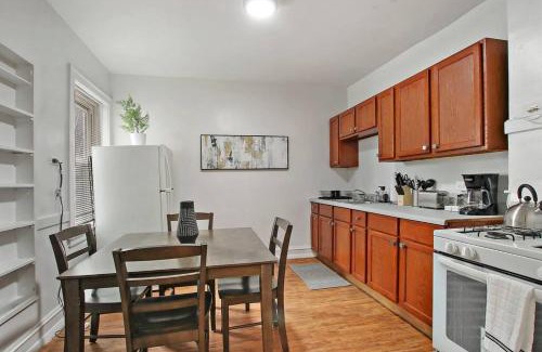 East Albany Park Apartamento | Warm & Inviting 2BR Apartment - Fullerton 1B