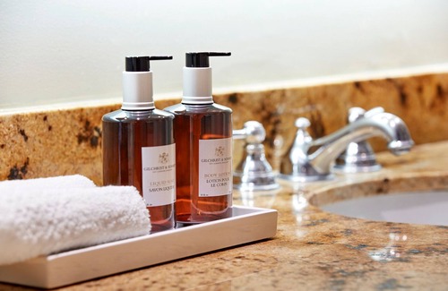 Pico - Robertson Hotel | Warm LA Retreat in Our Cozy Room Close to Rodeo Drive