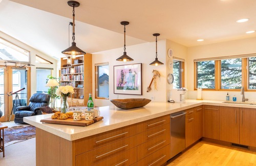 Warm Springs Casa | Warm Springs Ski Way Home | Pool, Pickleball, and More!