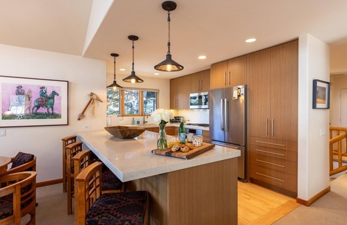 Warm Springs Casa | Warm Springs Ski Way Home | Pool, Pickleball, and More!
