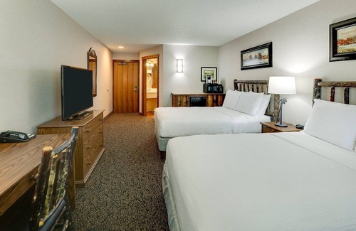 Johnston Hotel | Warm Stay Near Iowa State Fairgrounds! Free Parking & Breakfast | 2 Units