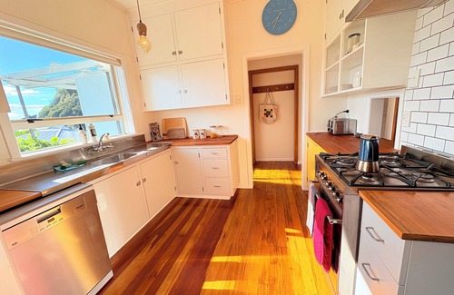 Ahuriri Casa | Warm & Sunny Bungalow Overlooking Vibrant Ahuriri Village. Perfect for families.