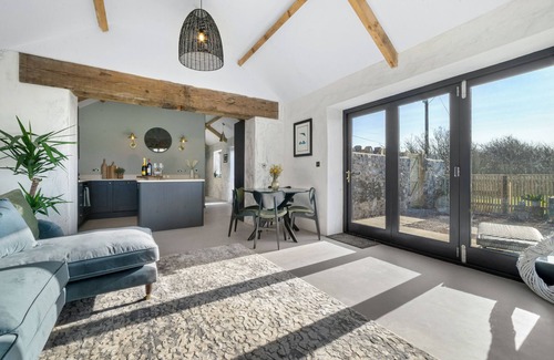 Monknash Casa | Warm welcome & exceptional surroundings awaits... Relax, Revive, and Explore.