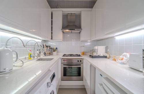 Holland Park Apartamento | Warm & Welcoming London Escape With Home Touches