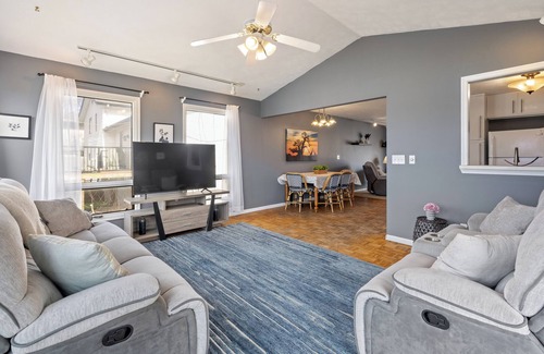 North Central Omaha Casa | Warren. Tranquil golf course views.