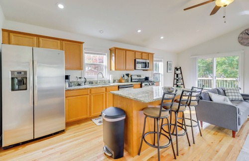 Warrenton Casa | Warrenton Gem: Walk to Downtown!