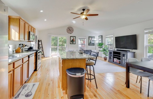 Warrenton Casa | Warrenton Gem: Walk to Downtown!