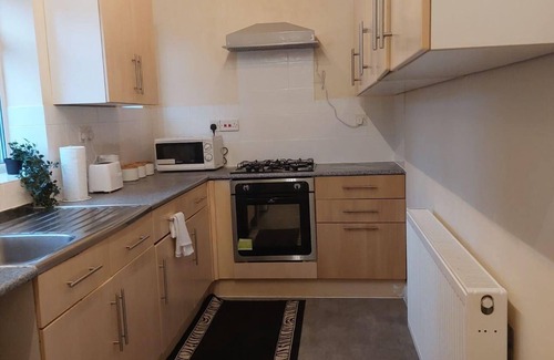 Warrington Casa | Warrington - House - Sleeps 10 - Parking - Garden