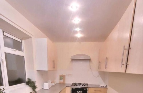 Warrington Casa | Warrington - House - Sleeps 10 - Parking - Garden