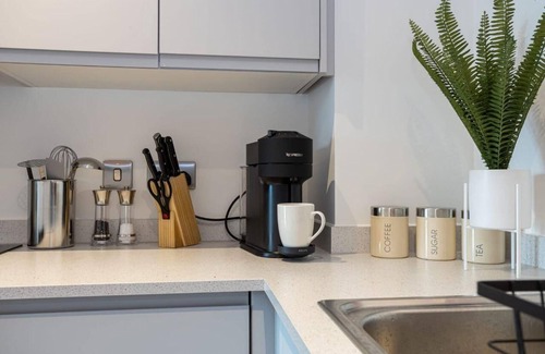 Warrington Casa | Warrington - House - Sleeps 10 - Parking - Garden