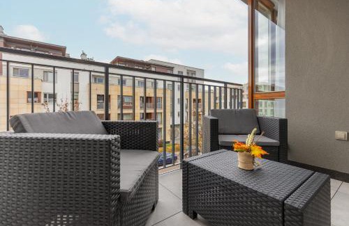 Wilanow Apartamento | Warsaw Sarmacka Apartment with Gym, Sauna and Parking by Noclegi Renters