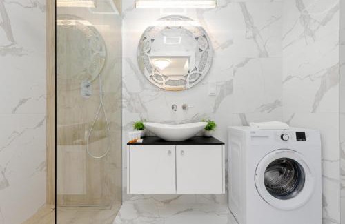 Wilanow Apartamento | Warsaw Sarmacka Apartment with Gym, Sauna and Parking by Noclegi Renters