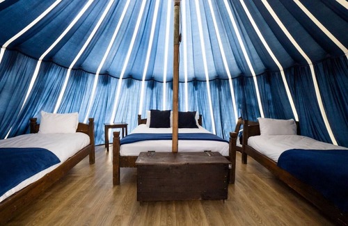 Warwick Town Centre Hotel | Warwick Castle Hotel and Knight's Village