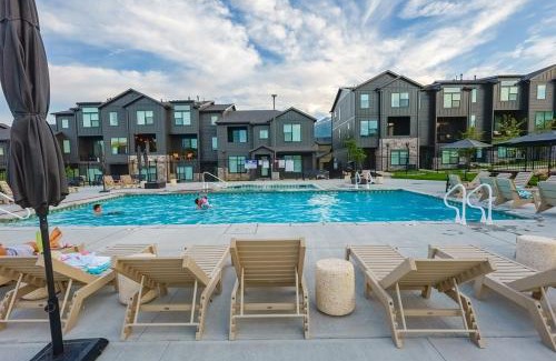 Mountain Green Casa | Wasatch Peak Chateau Unit A with Pool and Hot Tub