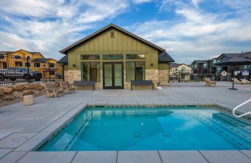 Mountain Green Casa | Wasatch Peak Chateau Unit A with Pool and Hot Tub