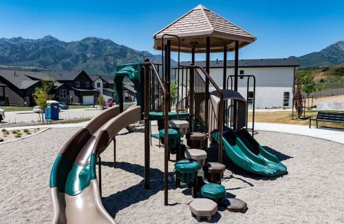 Mountain Green Casa | Wasatch Peak Chateau Unit A with Pool and Hot Tub