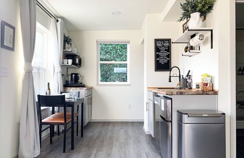 Springfield Apartamento | Washburne Studio: King size comfort and private Hot tub