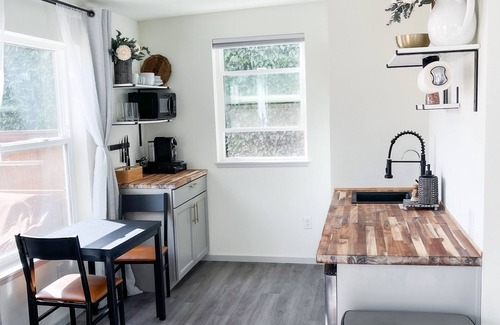 Springfield Apartamento | Washburne Studio: King size comfort and private Hot tub