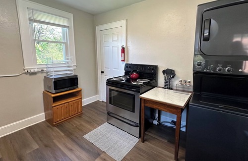 Hickory Apartamento | 1 Bedroom, 1 bath with tub & shower, full size refrigerator, electric range
