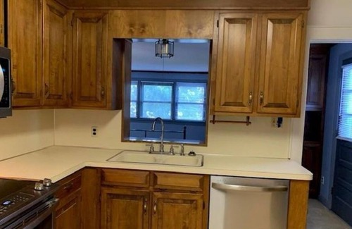 Oakwood Historic District Casa | Washer/Dryer, Smart TV, Desk, Internet, Yard, Driveway parking, Sidewalks & more
