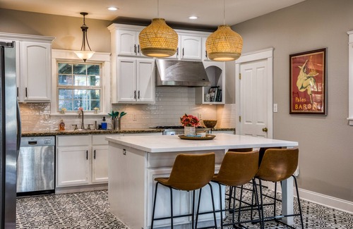 Brenham Casa | Washington House: Steps to Dwtn; Backyard oasis with fire pit/pool table/games