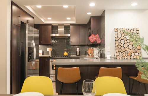 Northwest Bellevue Condominio | Washington State Inspired Free Parking