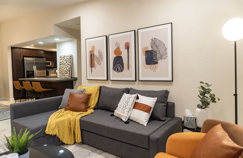 Northwest Bellevue Condominio | Washington State Inspired Free Parking