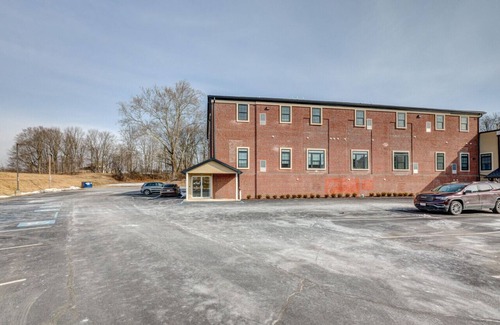 East Stroudsburg Apartamento | Washington302 · Luxury Industrial Style King SuiteA- Shawnee Mtn!