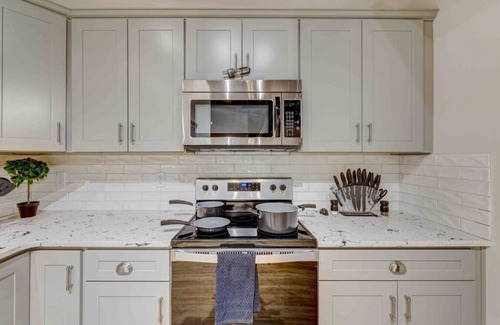 East Stroudsburg Apartamento | Washington304 · Luxury Industrial Style King SuiteC- Shawnee Mtn!