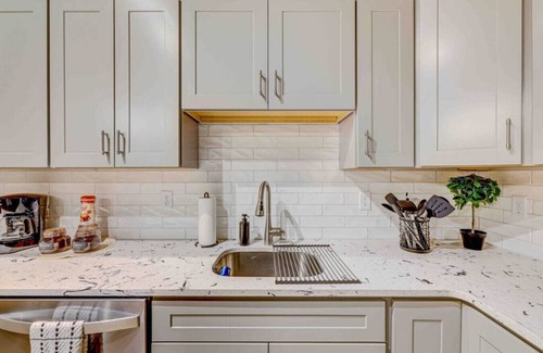 East Stroudsburg Apartamento | Washington304 · Luxury Industrial Style King SuiteC- Shawnee Mtn!