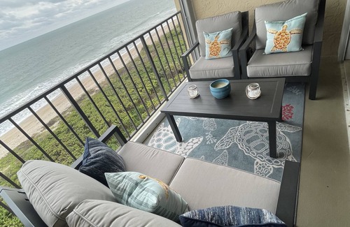 Fort Pierce Shores Condominio | Watch for the Sea Turtles at this Beach Front Retreat.