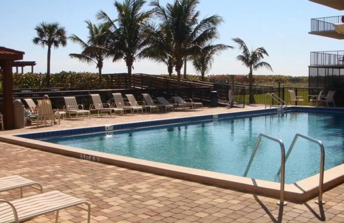 Fort Pierce Shores Condominio | Watch for the Sea Turtles at this Beach Front Retreat.