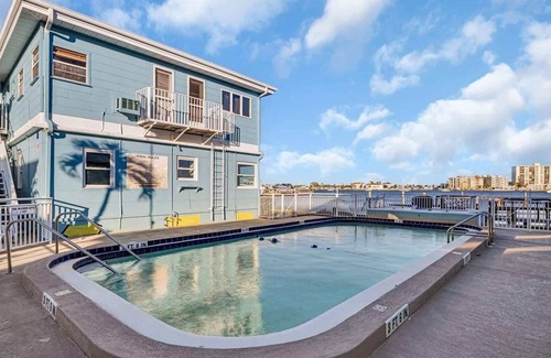 Clearwater Beach Apartamento | Watch the dolphins! Waterview, 2-bed, Heated pool!