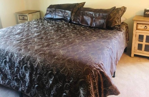 Ruidoso Downs Casa | Watch the horse racing from your balcony!