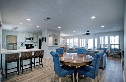 Flowood Casa | Water Access 6BR/3BA w/ Porches & Room for 14