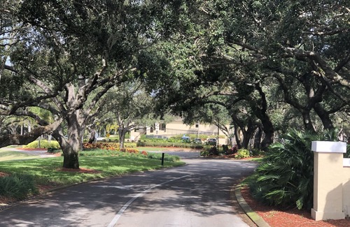Estero Villa | Vistas de agua y campo de golf en Country Creek!