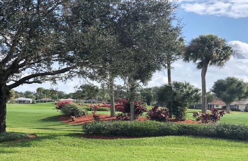 Estero Villa | Vistas de agua y campo de golf en Country Creek!
