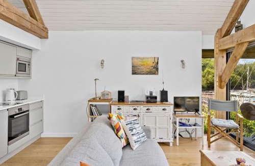 Dittisham Casa | Water Edge Boathouse - On the River Dart