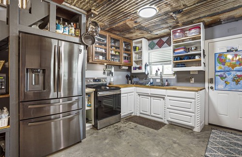 Dennis Cabina | Water front 2 bedroom with a bath, kitchen w/loft over looking the Brazos river