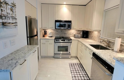 Harbor Village Condominio | Water front condo with pool. Beautiful view. Walk to the beach.