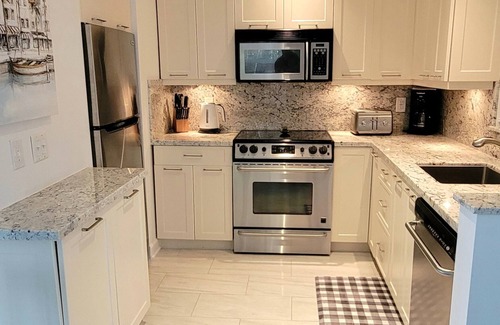 Harbor Village Condominio | Water front condo with pool. Beautiful view. Walk to the beach.