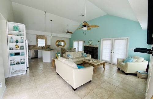 Tavernier Cabaña | Water Front Home With Pool and Dock Three min From Atlantic Ocean