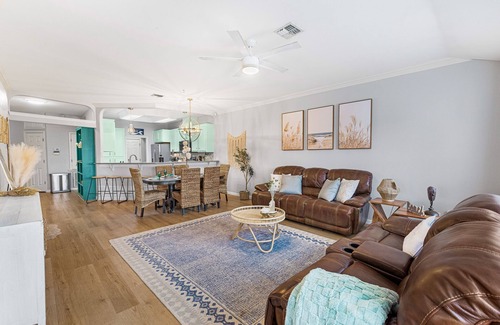 Corpus Christi Casa | Water front oasis, 2 minutes to the beach. Pet-friendly