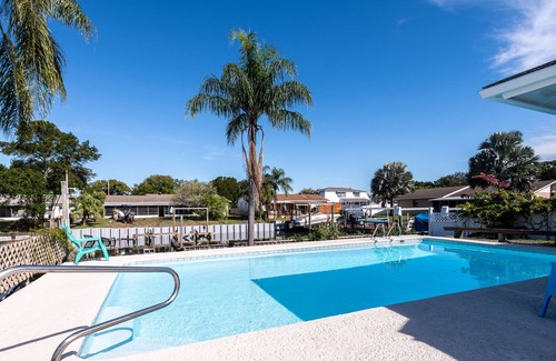 Bay Crest Park Casa | Water front pool home with direct gulf access! Perfect location! Big kitchen !
