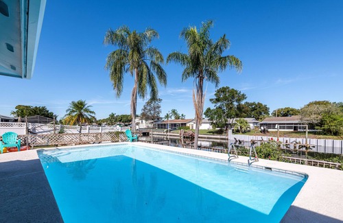 Bay Crest Park Casa | Water front pool home with direct gulf access! Perfect location! Big kitchen !