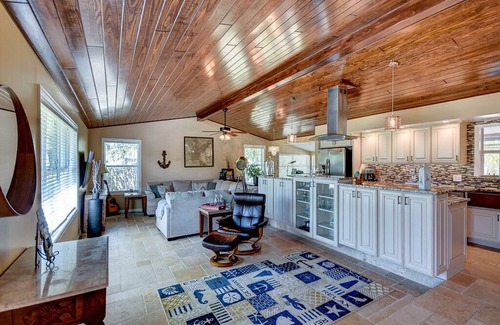 Palm City Casa | Frente al agua 10+ pp w / 23ft KW BOAT disponible w / wo CAPITÁN! + SALA DE JUEGO!