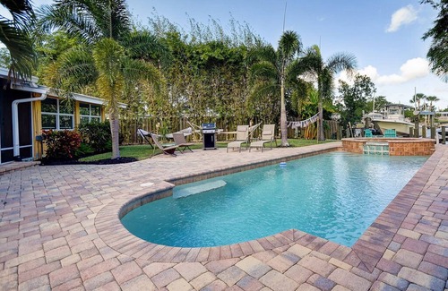 Palm City Casa | Frente al agua 10+ pp w / 23ft KW BOAT disponible w / wo CAPITÁN! + SALA DE JUEGO!